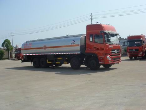 沥青运输车与起吊车 现代道路施工中的关键角色